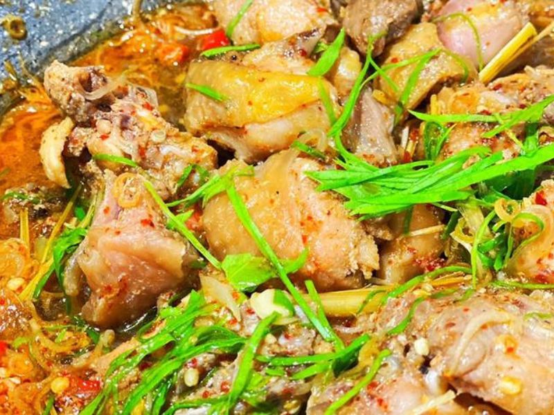 Màu sắc bắt mắt của món gà kho lá chanh